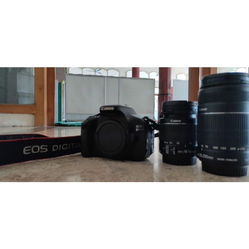 Canon Eos 600d lensa kit dan tele 55-250. Bukan 700d, 750d.