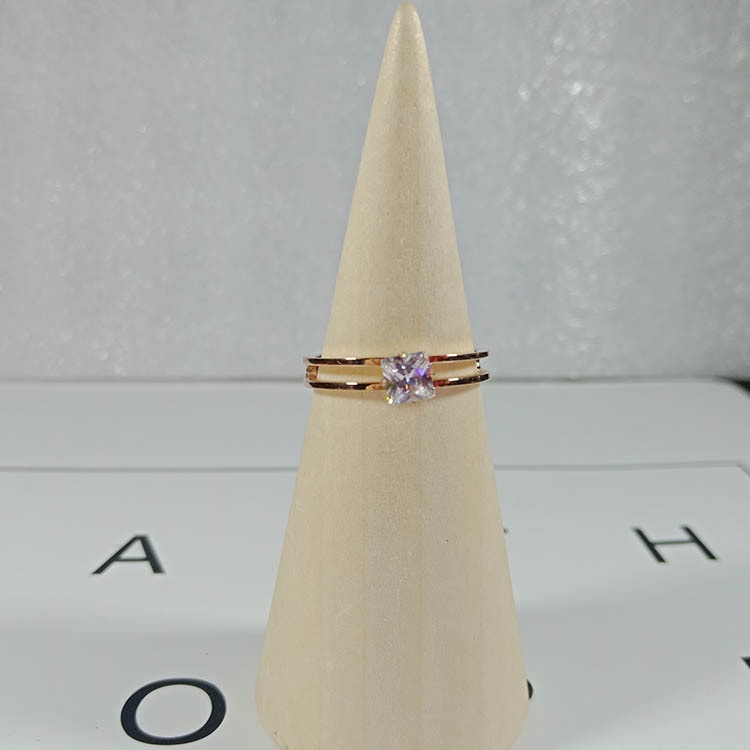 Cincin Zircon Bentuk Kotak Bahan Titanium Steel Warna Rose Gold Untuk Wanita