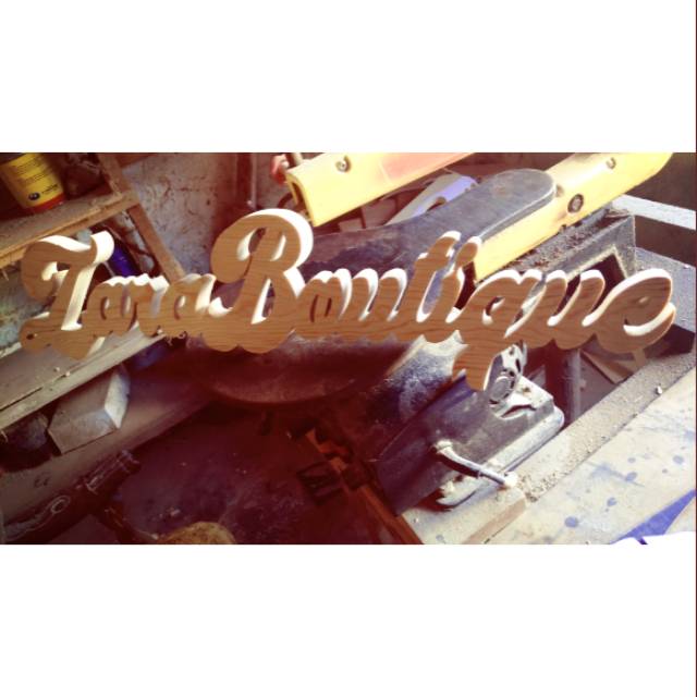 Huruf kayu timbul, bahan jati belanda