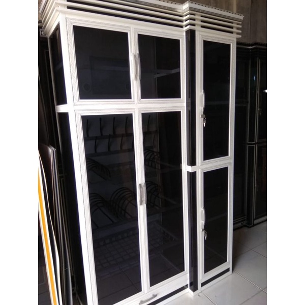 Lemari Rak Piring Kaca Alumanium Tiga Pintu