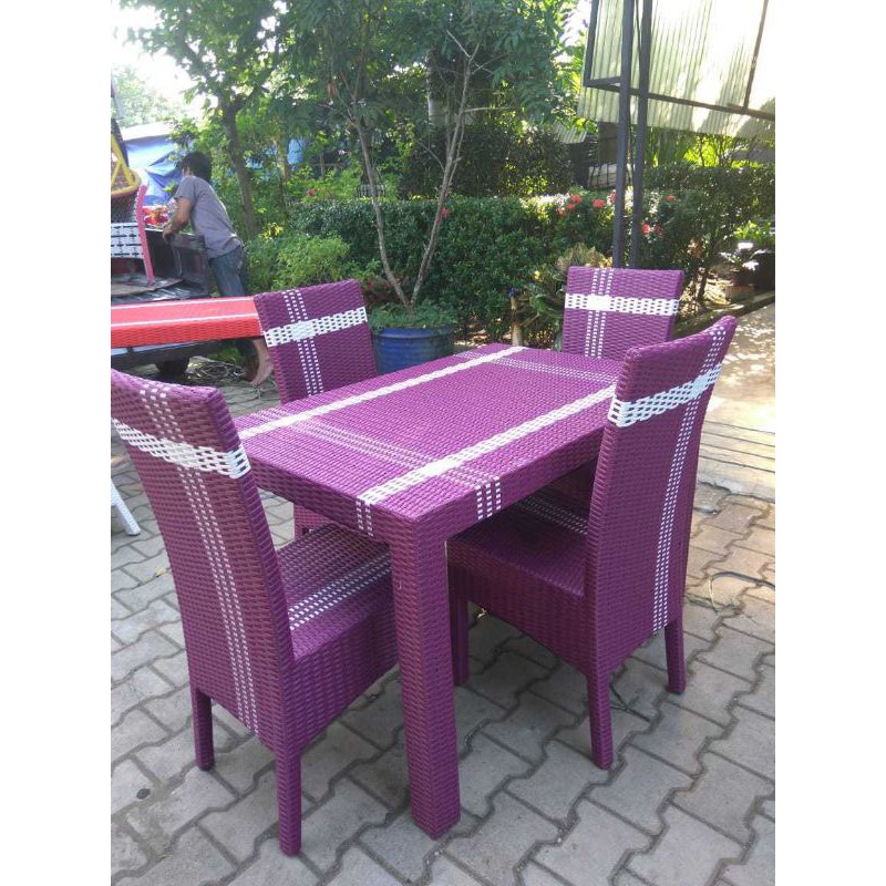 Meja makan rotan sintetis 4 kursi