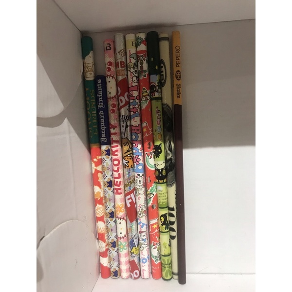 

pinsil kayu lucu bervariasi