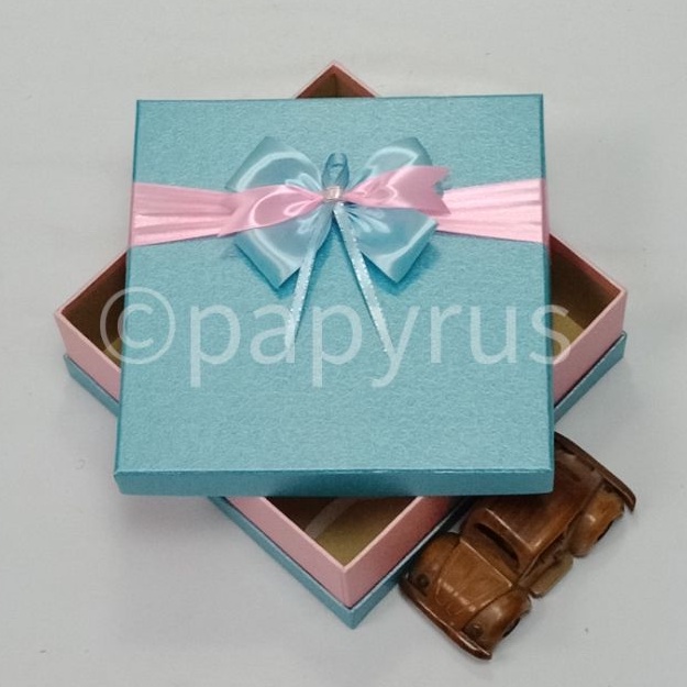 

PAPYRUS Sandwich 22,5x22,5 Tinggi 8cm Kotak Kado Gift Box Pita B