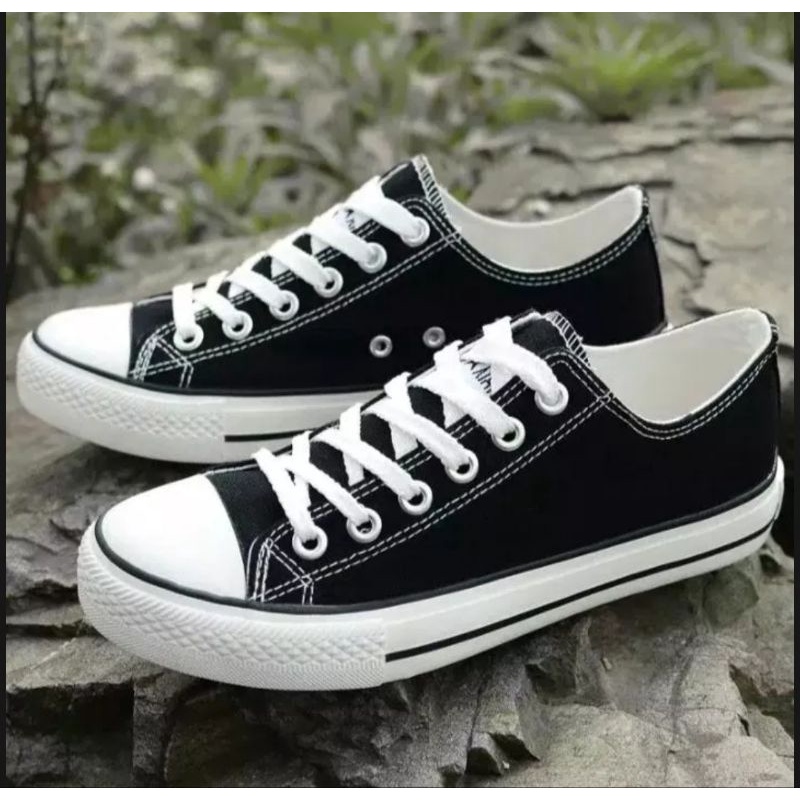 sepatu pendek allstar converse terbuat dari bahan kampas