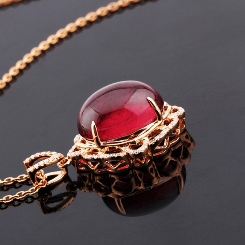 Kalung Dengan Liontin Ruby Warna Rose Gold