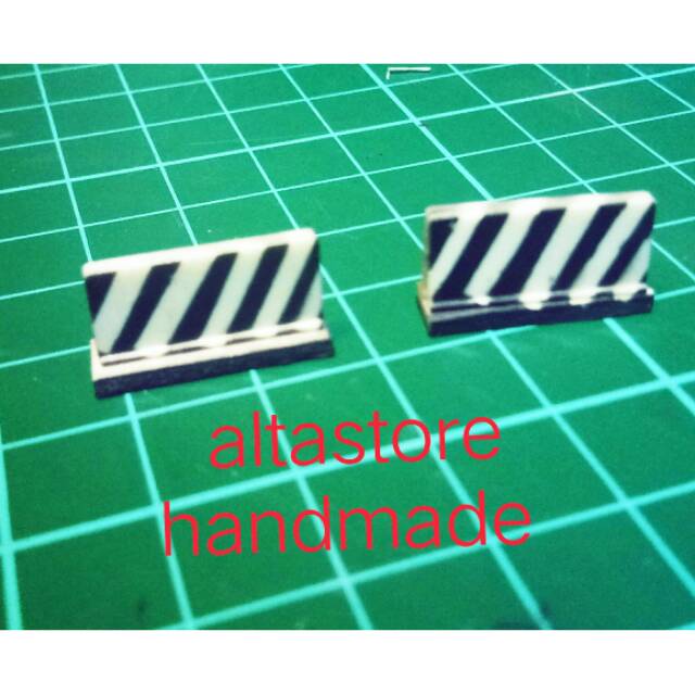 Miniatur road barrier cross hitam putih