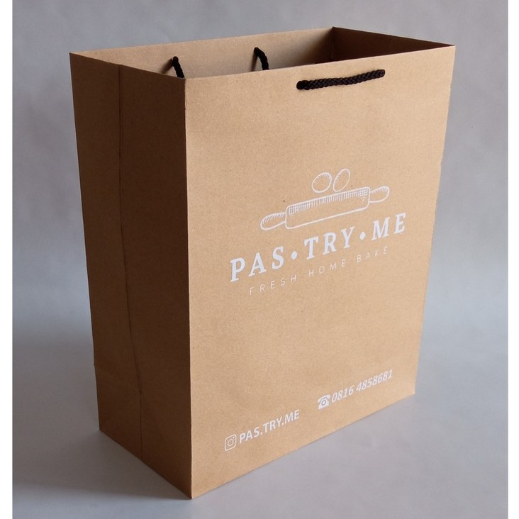 

PAPER BAG Sablon Satu Warna Bahan Kraft Cokelat Ukuran PLT 25x10x30 Bertali Hitam Kuat Murah OK