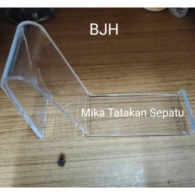 Mika Tatakan Sepatu