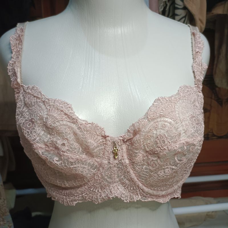 preloved bra branded salute wacoal size 40 B / preloved bra seksi