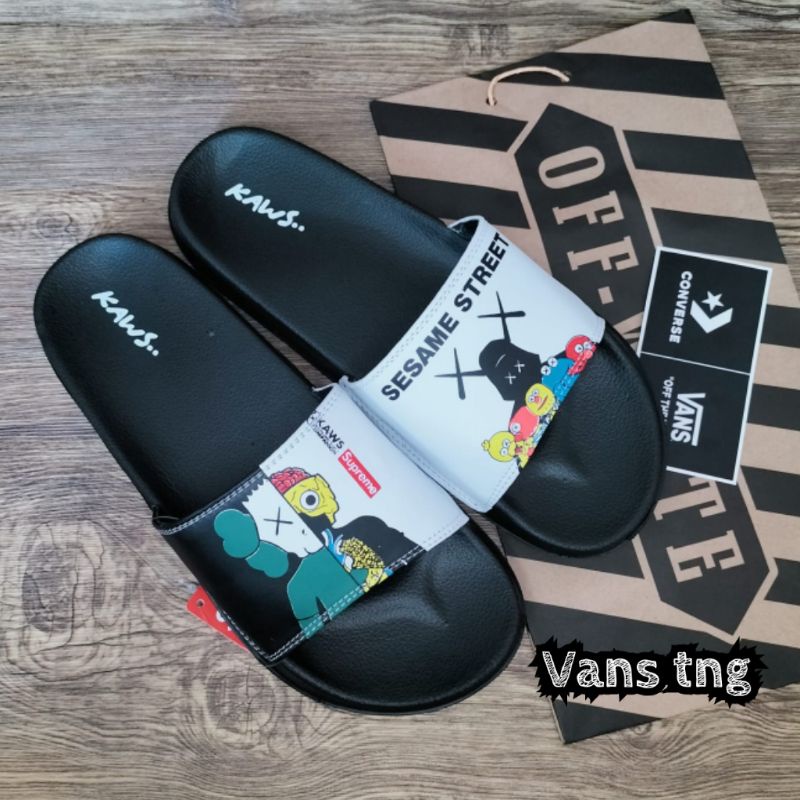 Sandal Slop KAWS Sesame Black White Premium / Sandal Slide KAWS /Sandal Murah /Sendal cowok /sandal cewek Terlaris