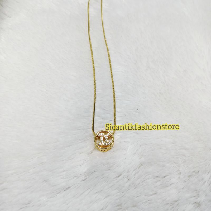 Kalung Titanium gold liontin Chanell Gold Fashion wanita terlaris anti Karat liontin Chanell Gold