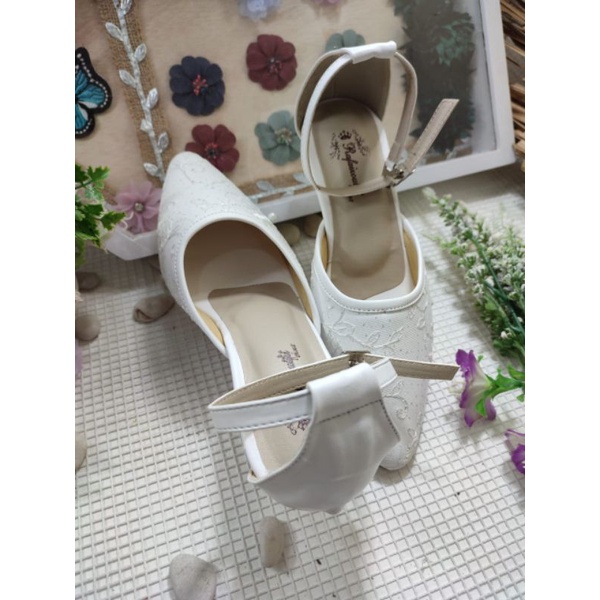 sepatu rafaizoutfit putih tali Monika 5cm.lancip