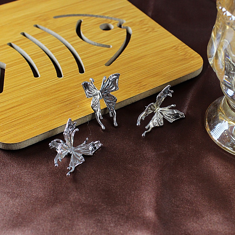 1 Pasang Anting Stud Desain Butterfly Warna Silver Gaya Punk Untuk Wanita
