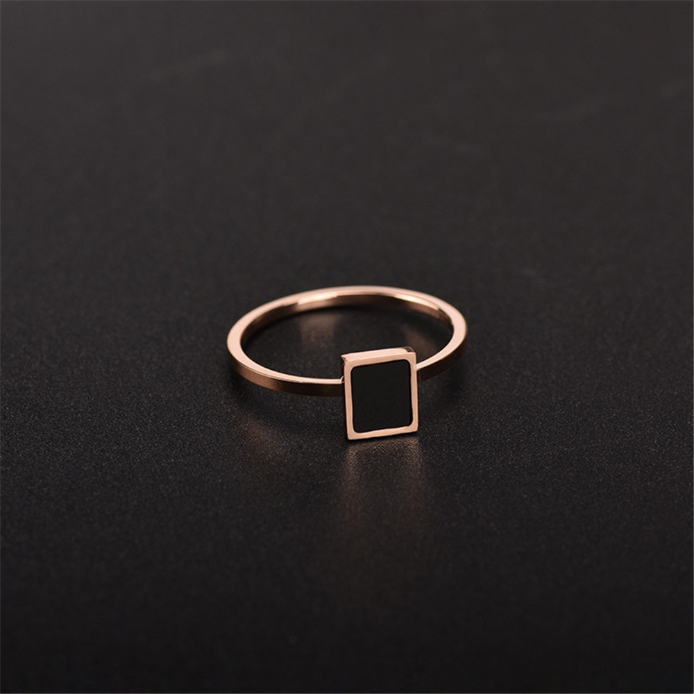 Titanium Retro Geometris Tekstur Persegi Rose Gold dengan Cincin Jari Indeks Shell Hitam untuk Wanita