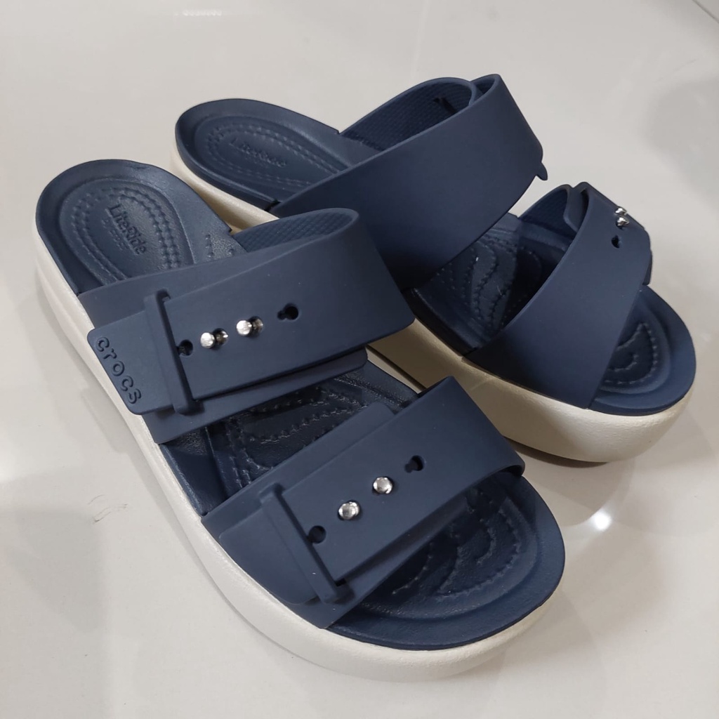 Crocs / Crocs Brooklyn Buckle Wedge / Sandal Wedges / Sandal Crocs / Crocs Wanita / Crocs Wedges / Selop Wanita / Wedges Wanita / Sandal Hak / Wedges Wanita / Crocs Perempuan / Selop Wanita / Crocs Selop / Crocs Brooklyn