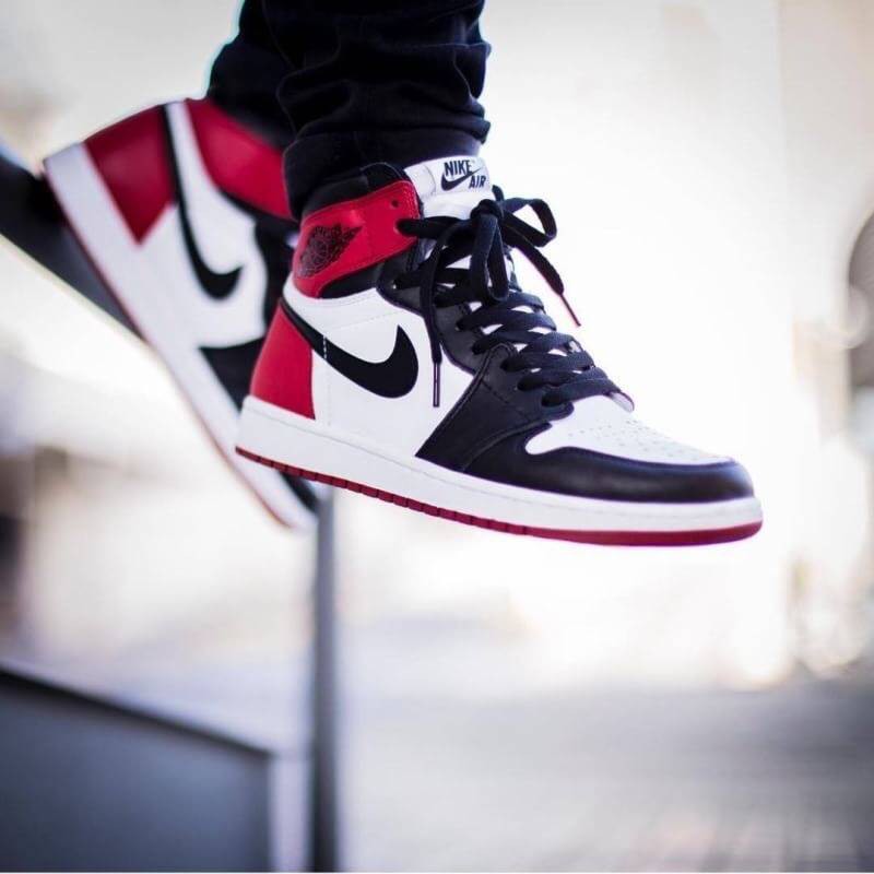 NIKE AIR JORDAN RETRO 1 BLACK TOE