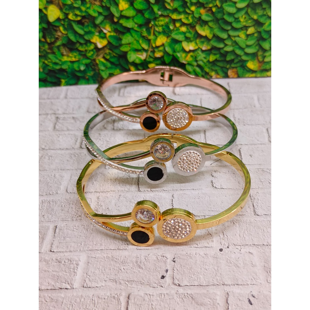 Gelang Wanita Titanium Asli Anti Karat Dan Anti Luntur Berlapis Emas Asli / Gelang Wanita Terbaru / Gelang Bangle / Gelang Wanita Cantik Titanium / Gelang Wanita Viral / Gelang Wanita Korean Style /