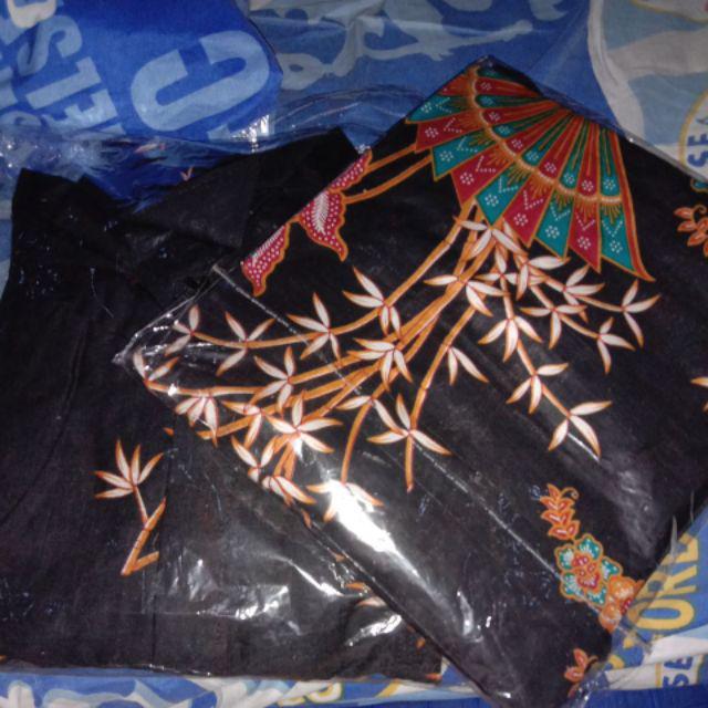 Ruzza Batik Couple Motif Kipas Seragam Keluarga Modern Hitam Merah