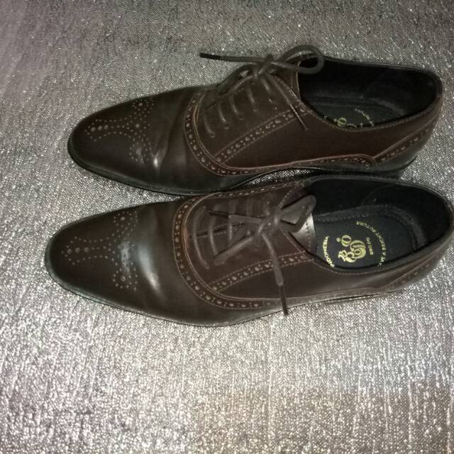 Sepatu Brodo (Brodo footwear)