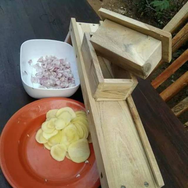PENGIRIS BAWANG DAN ANEKA KERIPIK KAYU JATI PILIHAN BESAR