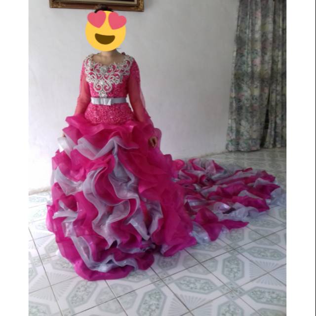 Gaun pengantin ekor panjang