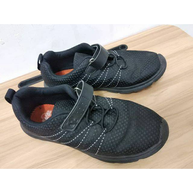 Sepatu preloved toe zone oshkosh hitam