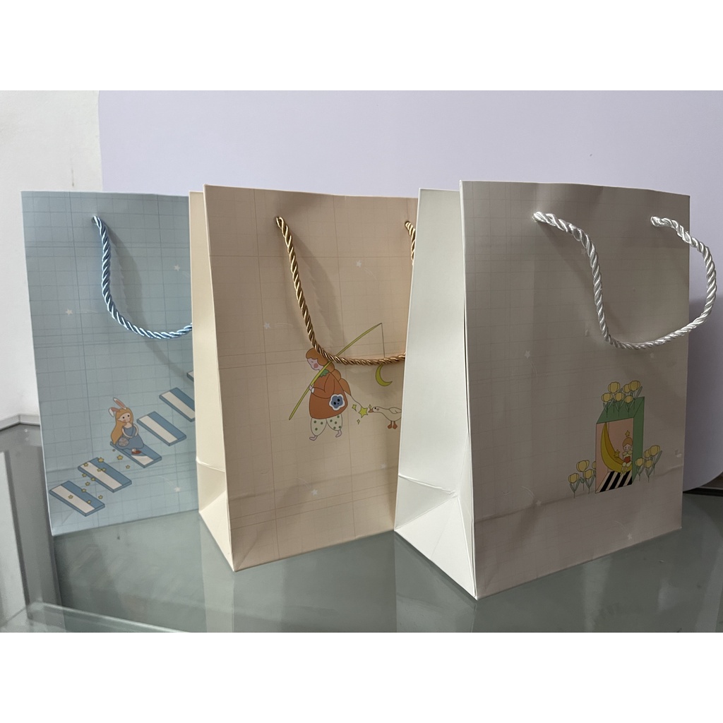 

Paper Bag Tas Bungkus Tempat Kado Hadiah Ulang Tahun Wisuda - Girl