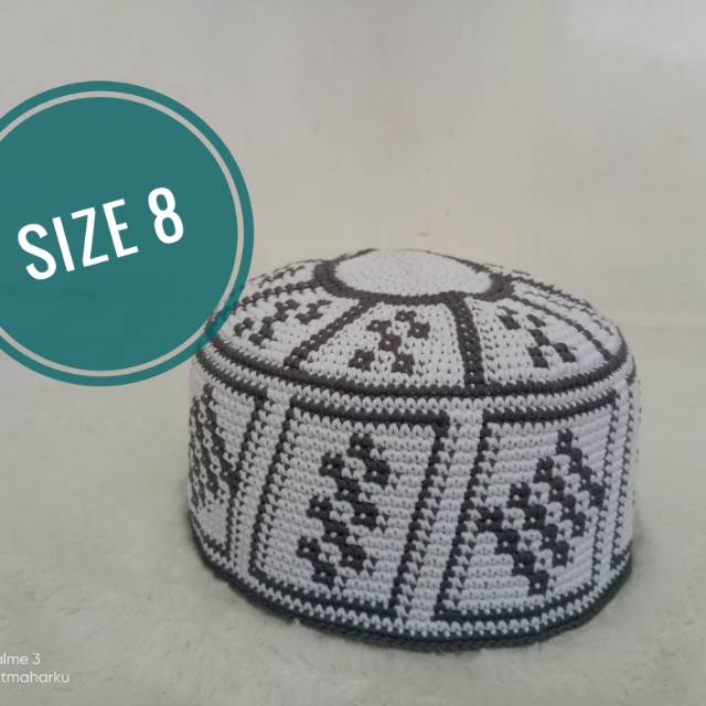 Peci rajut khas yaman dominan warna putih