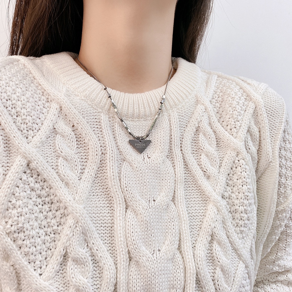 Retro minoritas desain titanium steel segitiga huruf: kalung untuk pria dan wanita sederhana sweater