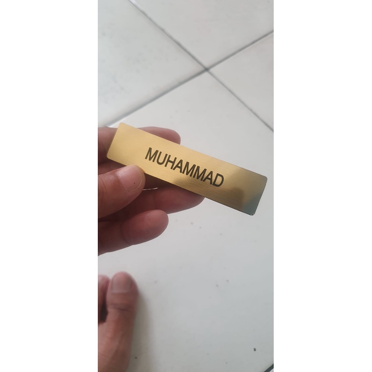 

TERBARUUU..!!!.. NAME TAG / NAMA DADA GRAFIER / GRAFIR BAHAN GRAVOPLY WARNA EMAS TERLIHAT ELEGAN tetap Promo....