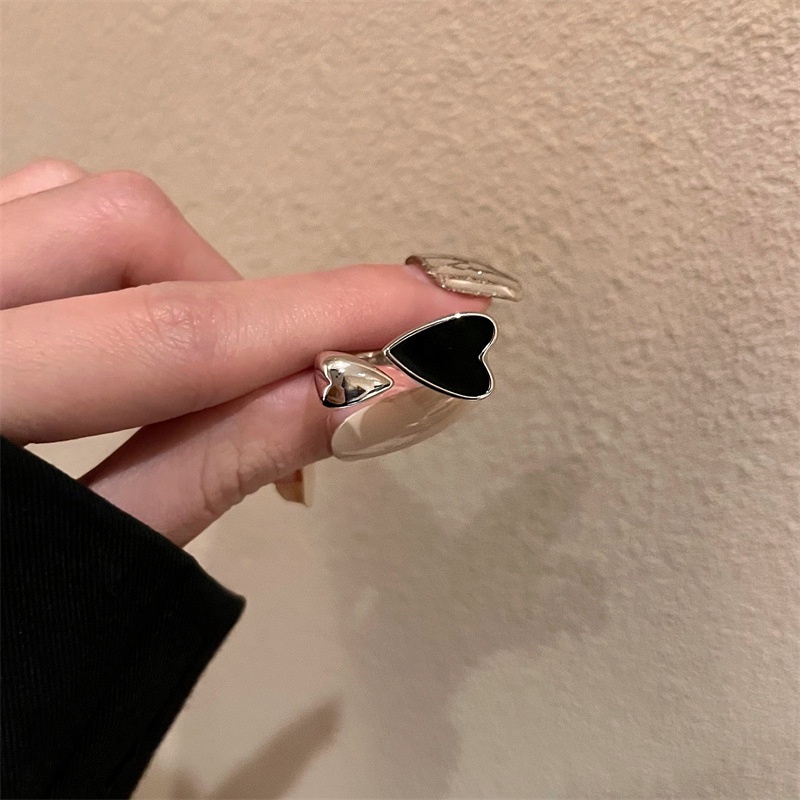 Cincin Model Terbuka Desain Hati Warna Hitam Bahan Silver Untuk Wanita