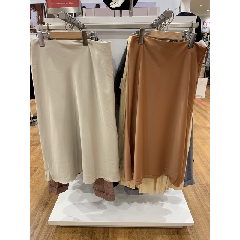 UNIQLO rok satin cream 70