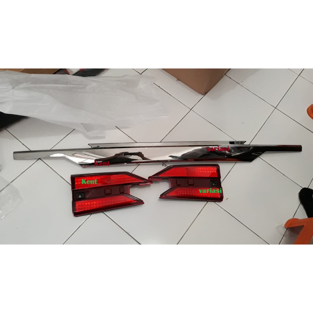 Paket Trunk Lid Reflektor Avanza Xenia Veloz 2019 Hitam Chome
