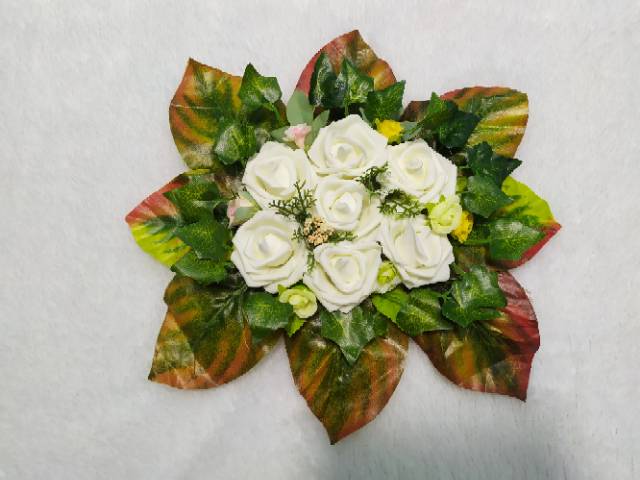 Rangkaian bunga dekorasi lamaran