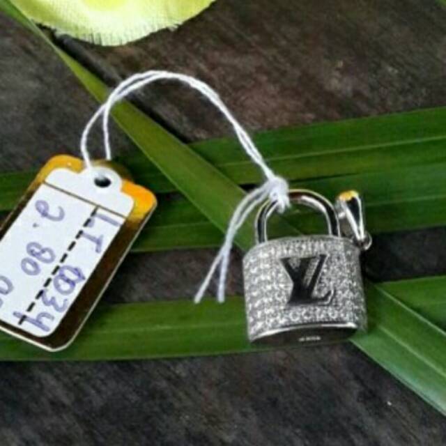 Liontin gembok LV mata