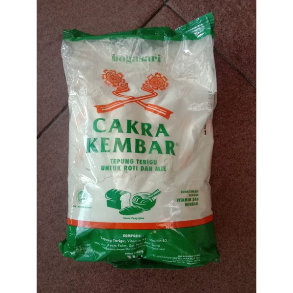 

Tepung terigu Cakra kembar 1 kg