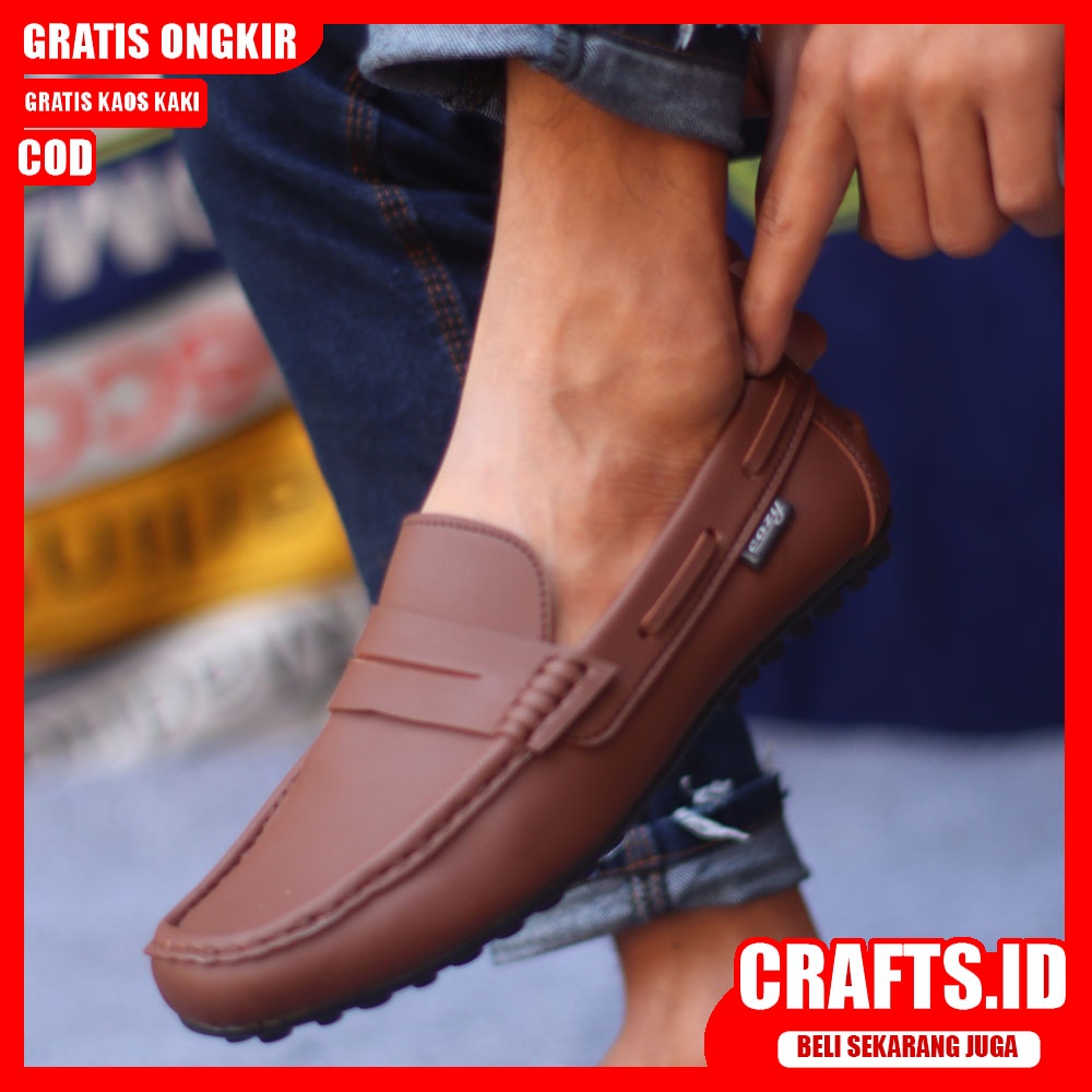 CRAFTS X VERONA Sepatu Slip On Pria Sepatu Pria Casual Kulit Syntetik Sepatu Kasual Pria Pantofel Kerja Kantor Kondangan Kuliah Semi formal Original Kekinian Terbaru Murah Kekian