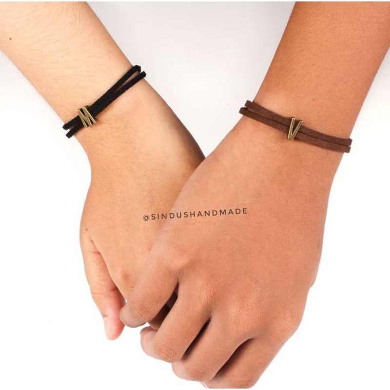 Gelang Tangan Inisial Huruf Couple Pasangan Sahabat Bestie Bahan Tali Kulit Suede Beludru Warna Hita