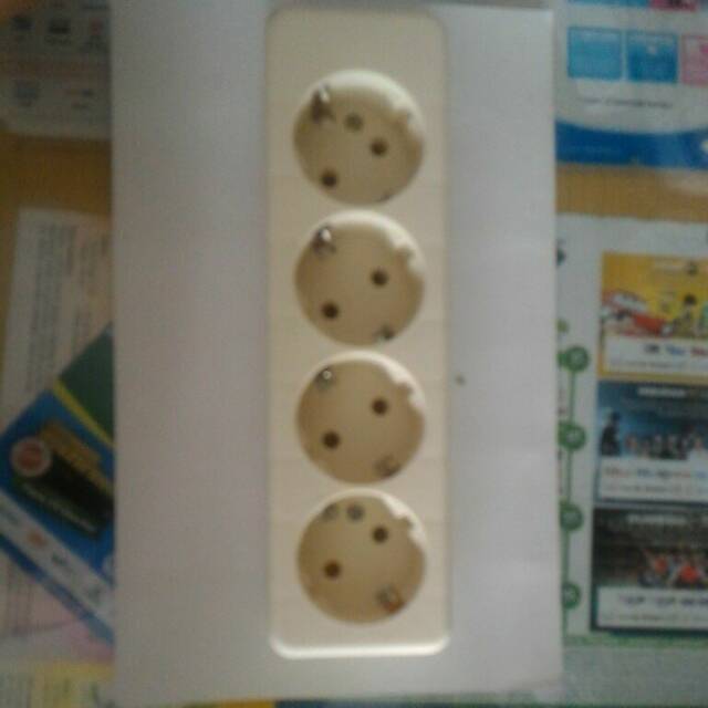 Steker lubang 4 merek LOYAL