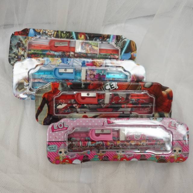 

Kotak pensil / Kotak pensil kaleng perkalian / Tempat pensil anak / Pencil case perkalian characters