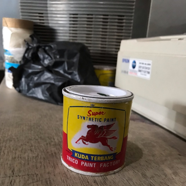 

Cat Besi dan Kayu Kuda Terbang