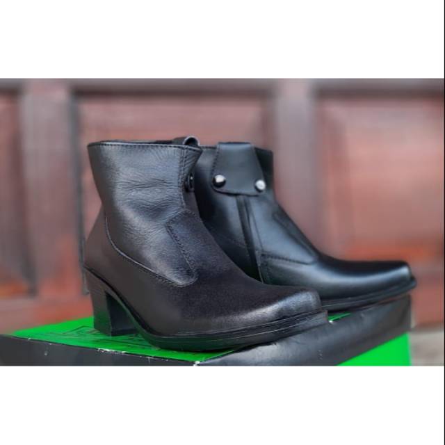 Sepatu Polwan
