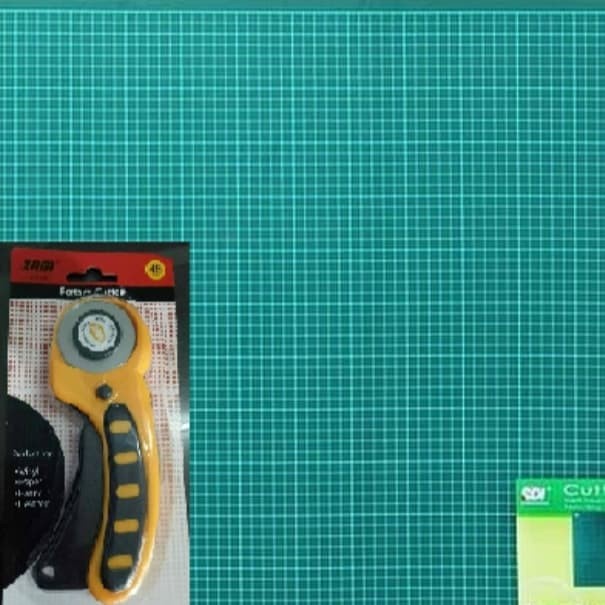 

Dijual Paket Cutting Mat A4 + Rotary Cutter Sdi Limited