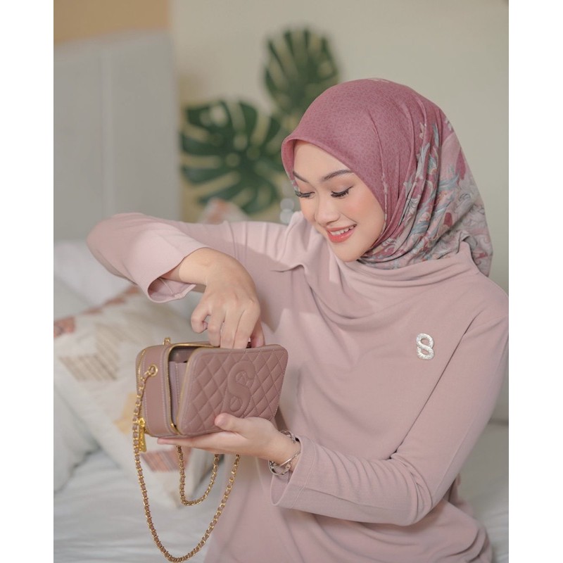 Buttonscarves Yura Bag in Mahogany