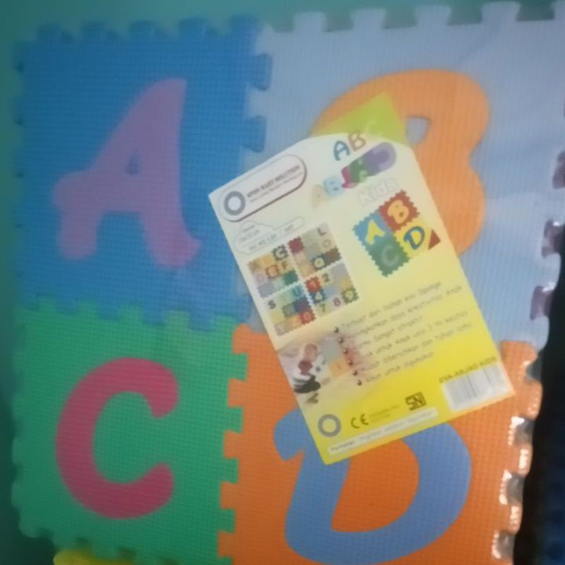 Alas lantai puzzle bentuk huruf