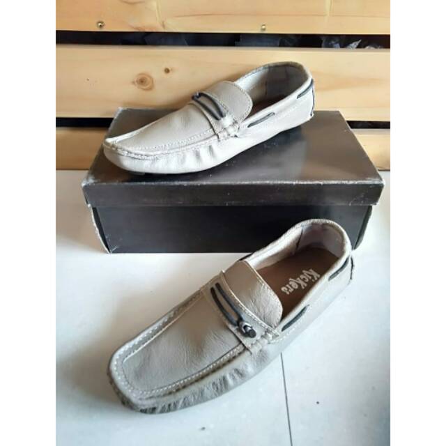 Sepatu pantopel kickers