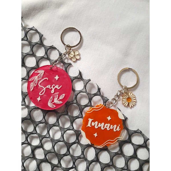 gantungan kunci akrilik custom|ganci custom nama berwarna