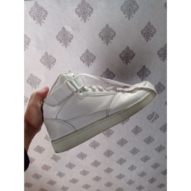 sepatu putih hnm