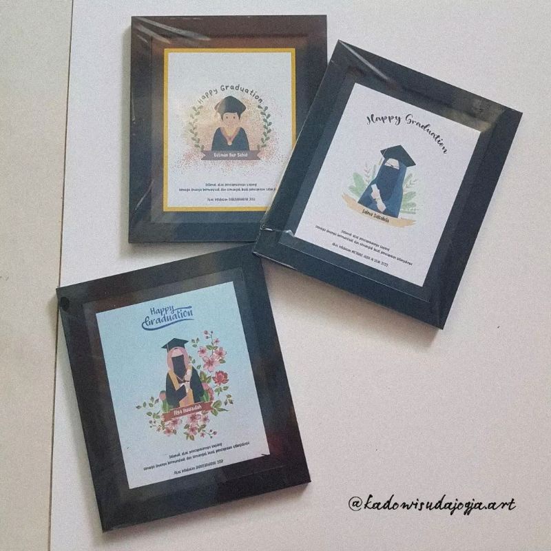 Kado Wisuda Foto Frame 8R