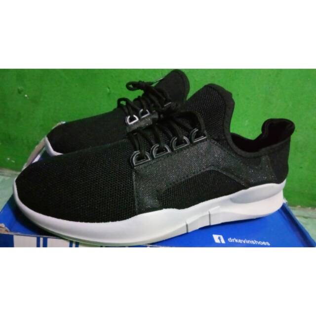 DISKON Sepatu sneakers pria Dr Kevin